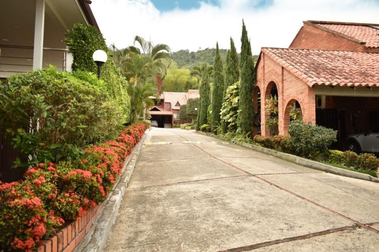 Casa de 4 alcobas en venta en Lagos Del Cacique, Bucaramanga, 380 m² · foto 2 de 24