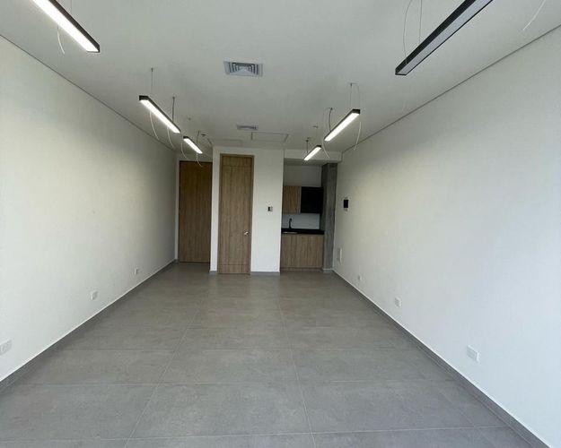 Oficina en arriendo en El Diamante No. 2, Medellín, 33 m² · foto 3 de 8