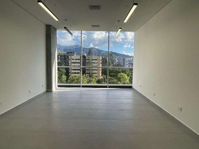 Oficina en arriendo en El Diamante No. 2, Medellín, 33 m² · foto 2 de 8