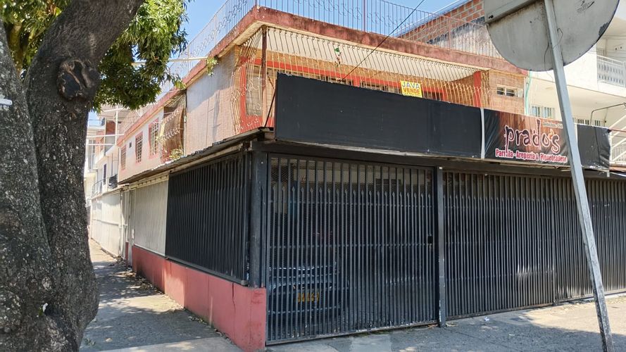 Casa de 7 alcobas en venta en Prados De Oriente, Cali, 275 m² · foto 2 de 3