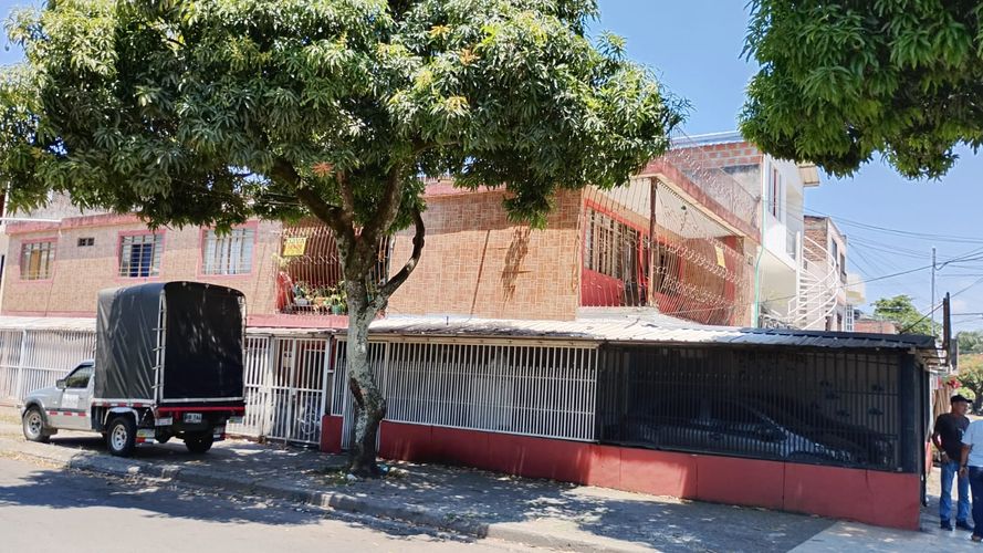 Casa de 7 alcobas en venta en Prados De Oriente, Cali, 275 m² · foto 3 de 3