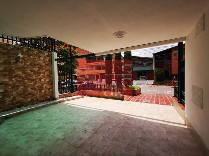 Casa de 6 alcobas en venta en Conquistadores, Medellín, 217 m² · foto 6 de 24