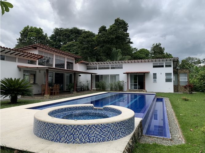 Casa de 3 alcobas en venta en Via El Eden, Armenia, 261 m² · foto 2 de 24