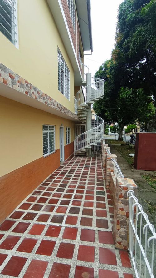 Casa de 12 alcobas en venta en Base Aerea, Cali, 350 m² · foto 3 de 18