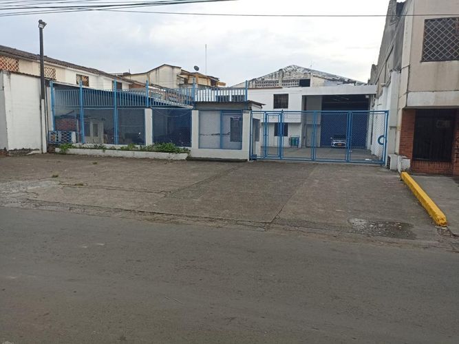 Bodega en venta en La Esmeralda, Cali, 1250 m² · foto 2 de 9