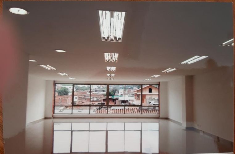 Edificio en arriendo en Los Libertadores, Cali, 1484 m² · foto 3 de 8