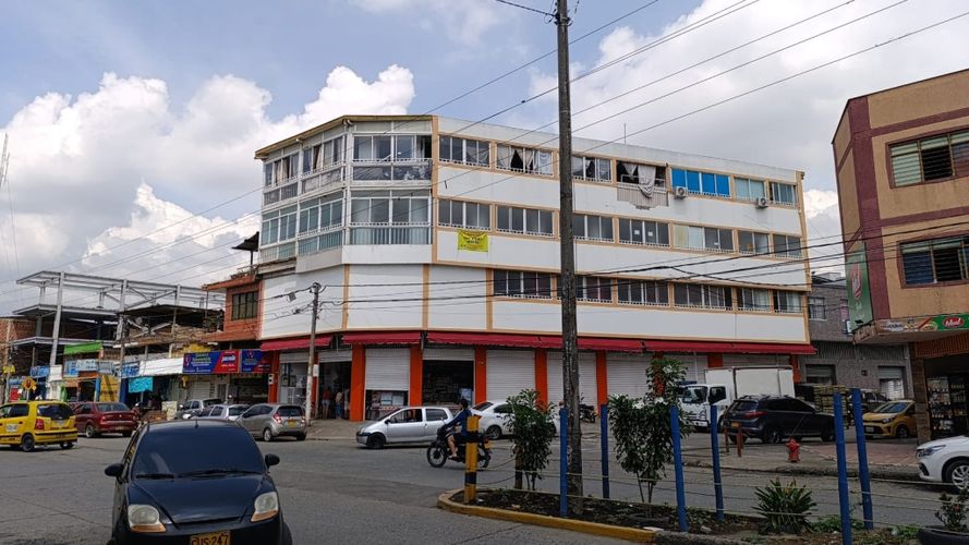 Edificio en venta en La Floresta, Cali, 1400 m² · foto 2 de 24