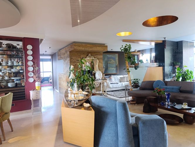 Apartamento de 3 alcobas en venta en Los Naranjos, Medellín, 210 m² · foto 3 de 18