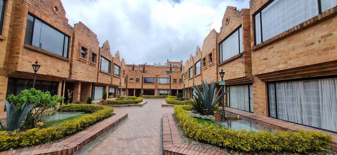 Apartamento de 4 alcobas en venta en Cedritos, Bogotá, 196 m² · foto 2 de 21