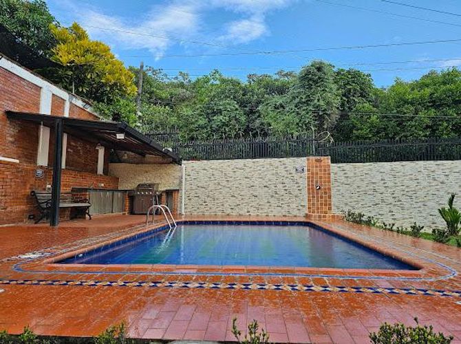 Casa de 5 alcobas en venta en La Buitrera, Cali, 400 m² · foto 2 de 24