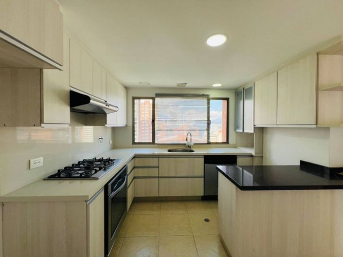 Apartamento de 2 alcobas en arriendo en Patio Bonito, Medellín, 190 m² · foto 6 de 22