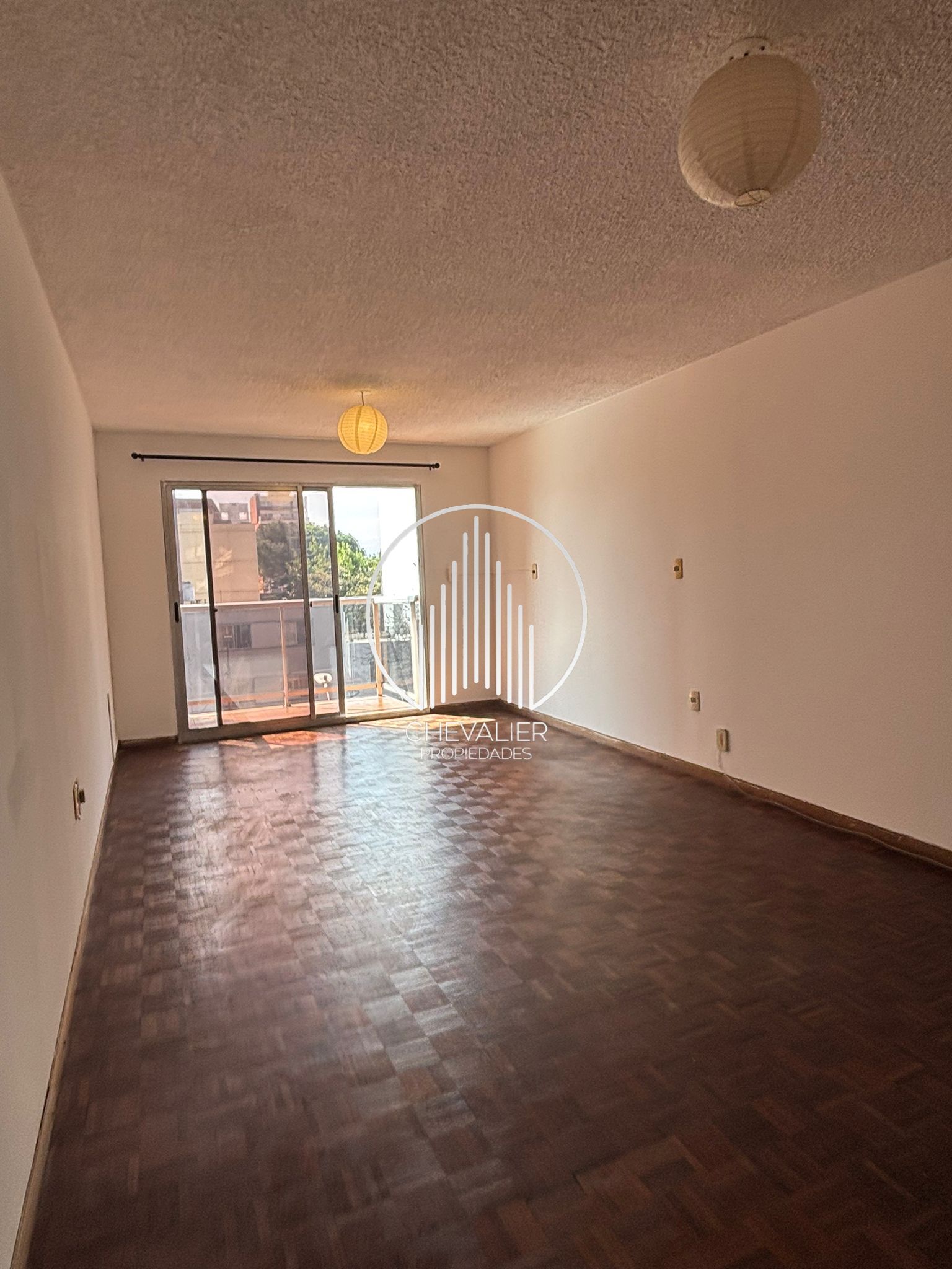 3288 / ILUMINADO MONOAMBIENTE DE BUENAS DIMENSIONES CON BALCON AL FRENTE / POCITOS