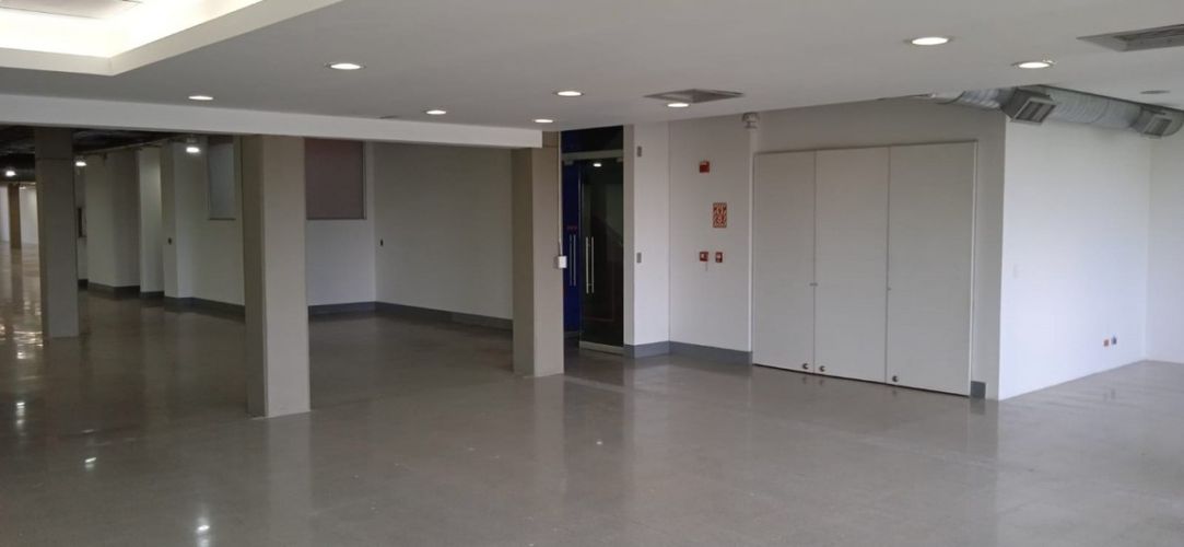 Oficina en arriendo en El Poblado, Medellín, 885 m² · foto 2 de 9