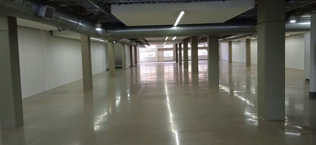 Oficina en arriendo en El Poblado, Medellín, 885 m² · foto 3 de 9