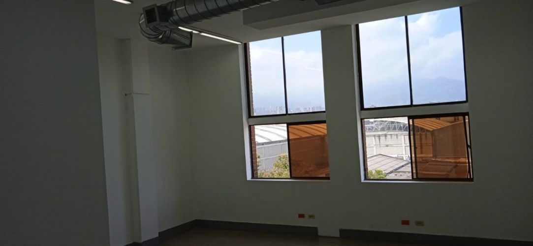 Oficina en arriendo en El Poblado, Medellín, 885 m² · foto 7 de 9