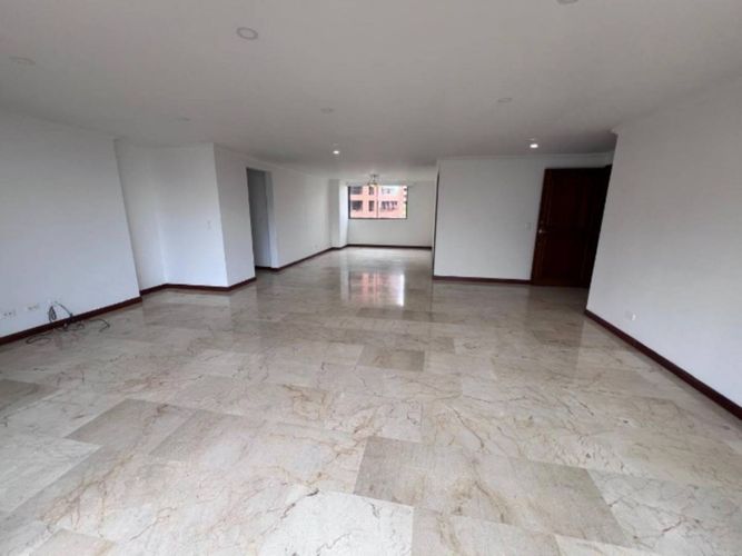 Apartamento de 3 alcobas en arriendo en Lalinde, Medellín, 175 m² · foto 3 de 22
