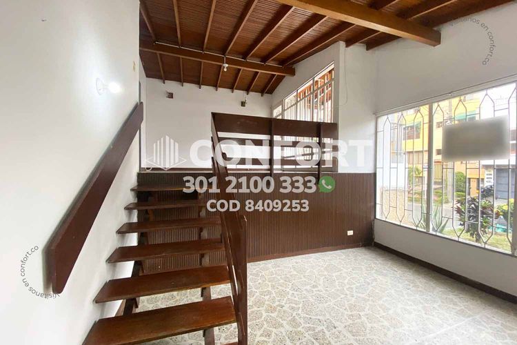 Casa de 5 alcobas en arriendo en Las Acacias, Medellín, 220 m² · foto 2 de 24