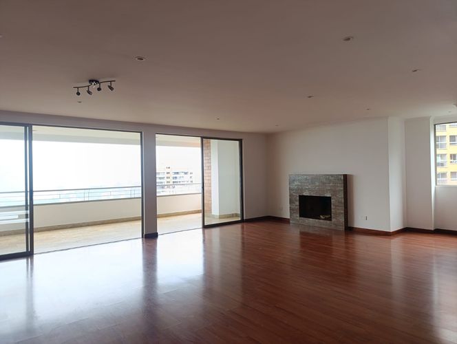 Apartamento de 3 alcobas en arriendo en El Poblado, Medellín, 225 m² · foto 2 de 19