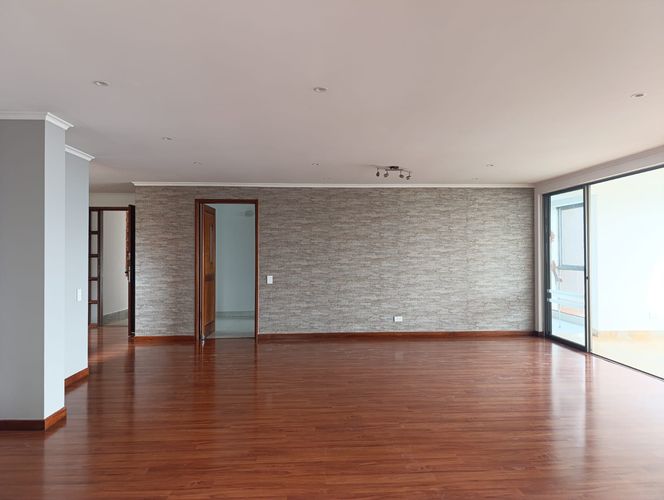 Apartamento de 3 alcobas en arriendo en El Poblado, Medellín, 225 m² · foto 5 de 19