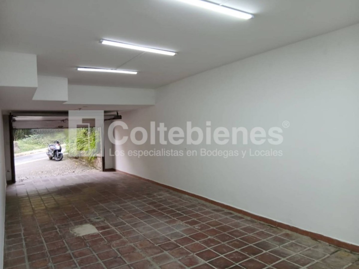 Casa en arriendo en El Poblado, Medellín · foto 3 de 24