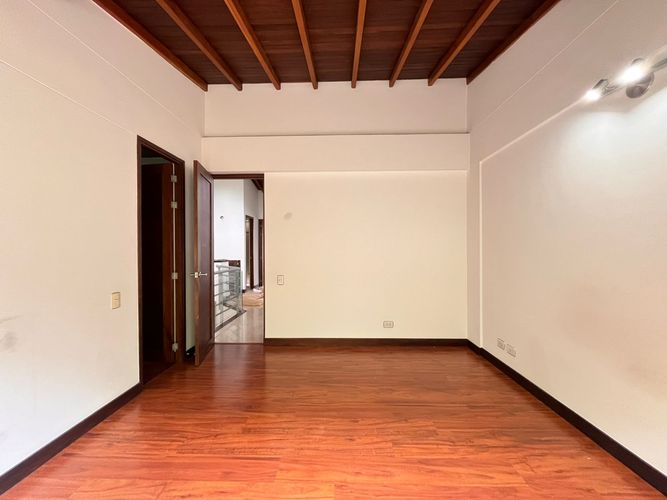 Casa de 3 alcobas en venta en Loma Benedictinos, Envigado, 150 m² · foto 11 de 17