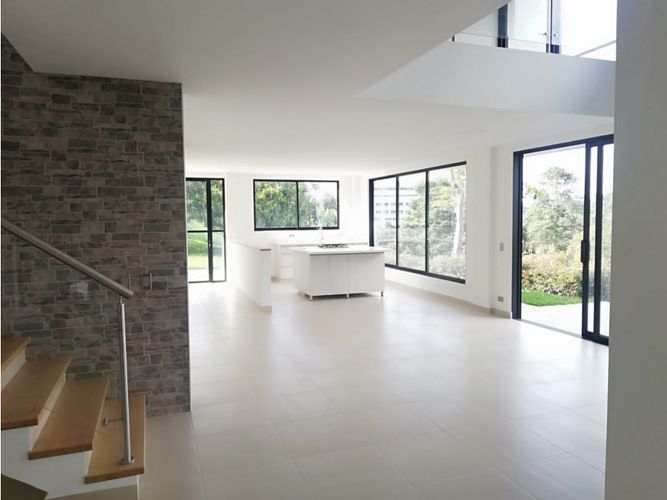 Casa de 4 alcobas en venta en San Antonio De Pereira, Rionegro, 380 m² · foto 2 de 13