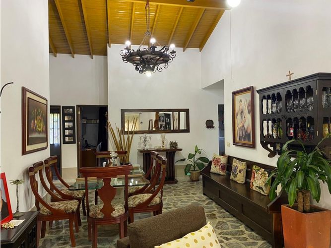 Casa de 6 alcobas en venta en La Brizuela, Guarne, 400 m² · foto 3 de 5