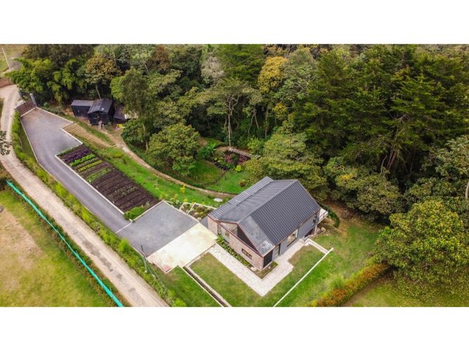 Finca en venta en Lomitas, La Ceja, 270 m² · foto 2 de 15