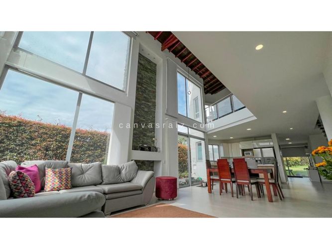 Casa de 5 alcobas en venta en Gualanday, Rionegro, 354 m² · foto 4 de 11