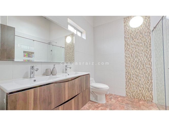 Casa de 5 alcobas en venta en Gualanday, Rionegro, 354 m² · foto 10 de 11