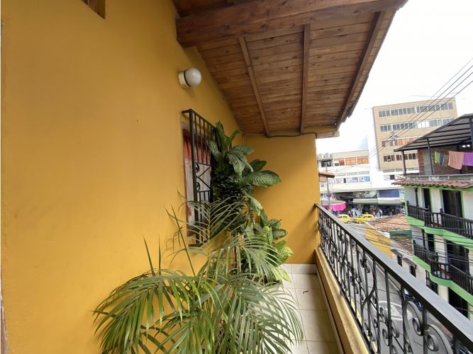 Casa de 5 alcobas en venta en Centro, Rionegro, 240 m² · foto 2 de 8