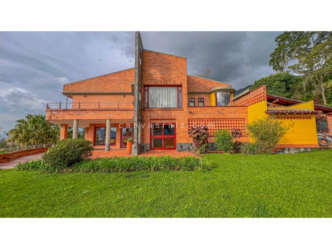 Casa de 5 alcobas en venta en Loma Del Chocho, Envigado, 400 m² · foto 2 de 9