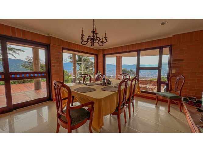 Casa de 5 alcobas en venta en Loma Del Chocho, Envigado, 400 m² · foto 4 de 9