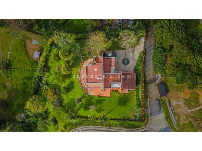 Casa de 5 alcobas en venta en Loma Del Chocho, Envigado, 400 m² · foto 8 de 9