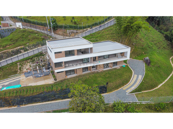 Casa de 9 alcobas en venta en Loma Del Chocho, Envigado, 691 m² · foto 2 de 13