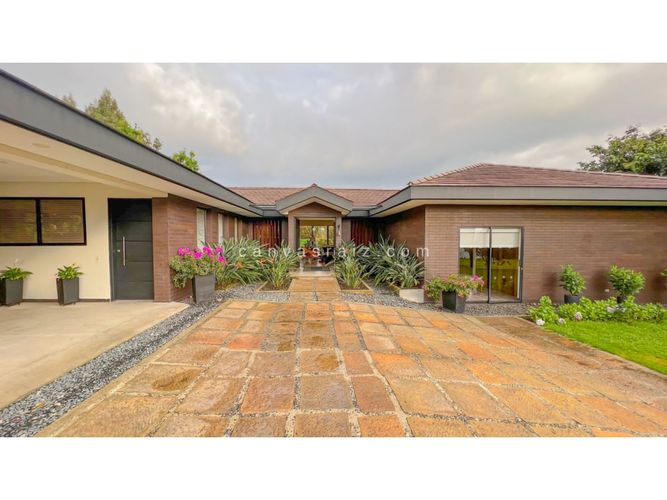 Casa de 4 alcobas en venta en Las Palmas, Envigado, 364 m² · foto 2 de 16