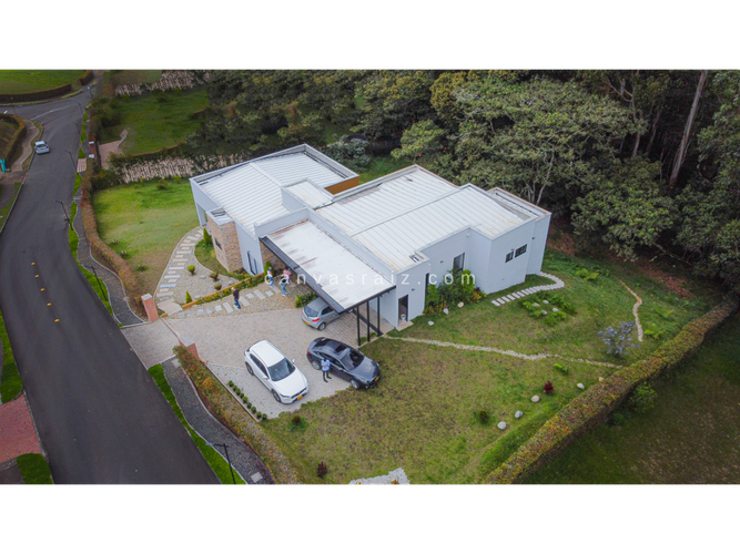 Casa de 3 alcobas en venta en El Carmen de Viboral, 287 m² · foto 2 de 11