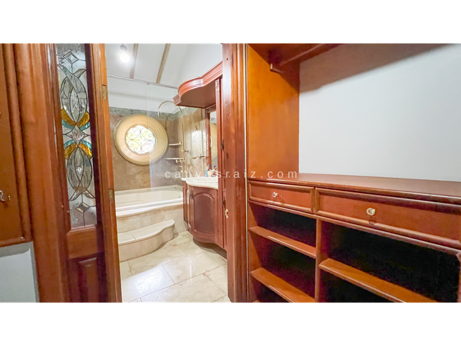Casa de 8 alcobas en venta en El Poblado, Medellín, 860 m² · foto 11 de 16
