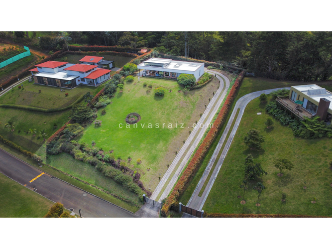 Casa de 4 alcobas en venta en Guamito, La Ceja, 266 m² · foto 2 de 21