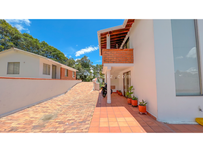 Casa de 4 alcobas en venta en El Cerro, El Carmen de Viboral, 196 m² · foto 2 de 18