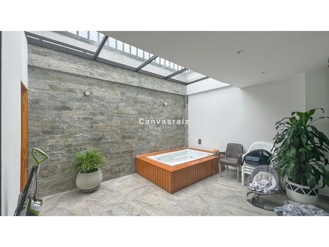 Casa de 3 alcobas en venta en Llano Grande, Rionegro, 215 m² · foto 2 de 12