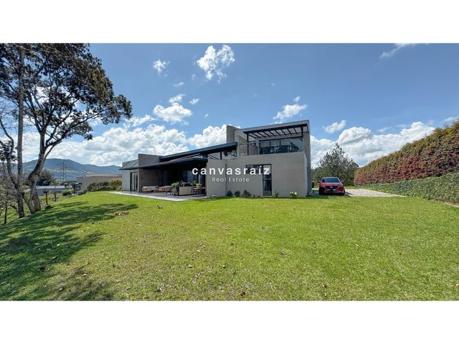 Casa de 5 alcobas en venta en So�Adora, La Ceja, 389 m² · foto 3 de 15