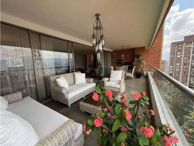 Apartamento en venta en El Poblado, Medellín · foto 2 de 24