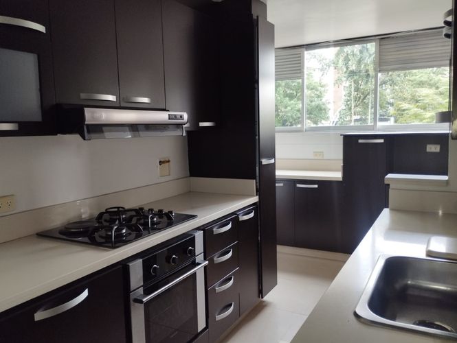 Apartamento de 3 alcobas en arriendo en El Poblado, Medellín, 149 m² · foto 7 de 14