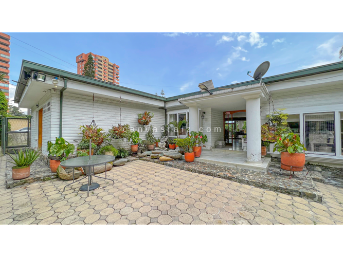 Casa de 4 alcobas en venta en El Poblado, Medellín, 297 m² · foto 2 de 5