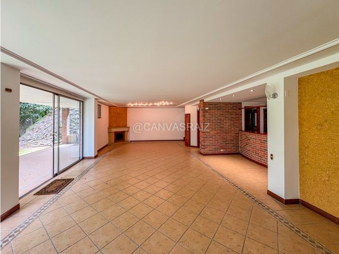 Casa de 4 alcobas en venta en Los Naranjos, Medellín, 520 m² · foto 2 de 22