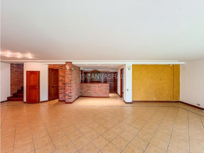 Casa de 4 alcobas en venta en Los Naranjos, Medellín, 520 m² · foto 3 de 22