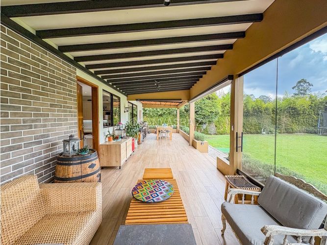 Casa de 4 alcobas en venta en Llano Grande, Rionegro, 267 m² · foto 2 de 15