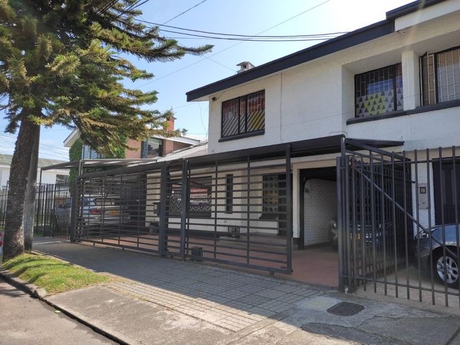 Casa de 3 alcobas en venta en Polo Club, Bogotá, 223 m² · foto 2 de 24