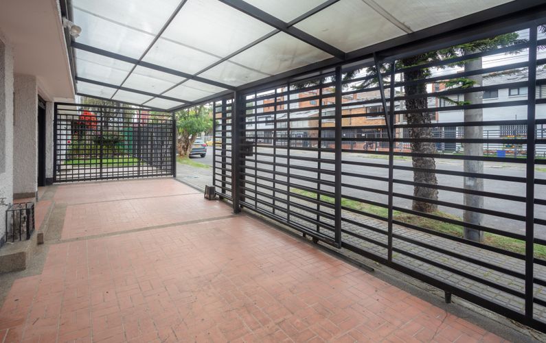 Casa de 3 alcobas en venta en Polo Club, Bogotá, 223 m² · foto 3 de 24